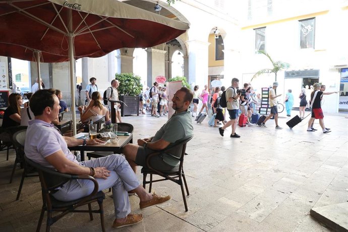 Archivo - Varias personas en una terraza en Palma.