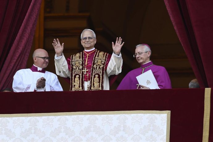 El cardenal Robert Prevost, Papa León XIV, el Papa número 267 de la historia, comparece ante sus fieles, en el balcón de la Basílica de San Pedro, a 8 de mayo de 2025, en La Ciudad del Vaticano (El Vaticano). 