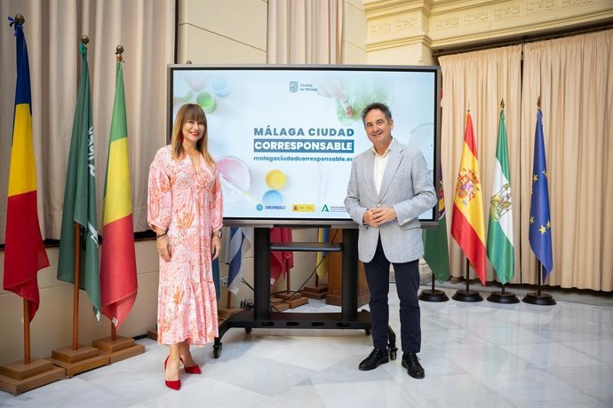 El concejal delegado del Área de Derechos Sociales, Francisco Cantos, junto a la delegada territorial de Inclusión Social de la Junta de Andalucía, Ruth Sarabia