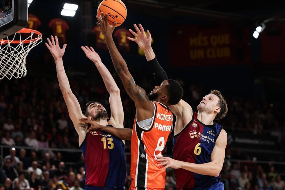 Archivo - Jean Montero intenta una canasta ante Tomas Satoransky y Jan Vesely en el Bara-Valencia Basket de la Liga Endesa 24-25