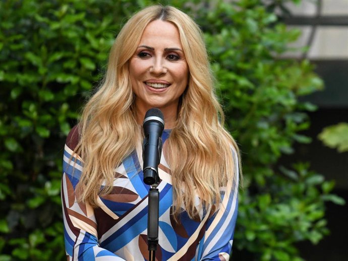 La cantante Marta Sánchez interviene durante el acto homenaje a la canción ‘Resistiré’, en el Jardín Ana Diosdado de la sede de la SGAE