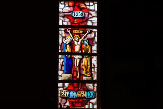 La parroquia El Milagro de San José en Valladolid inaugura este sábado sus vidrieras .