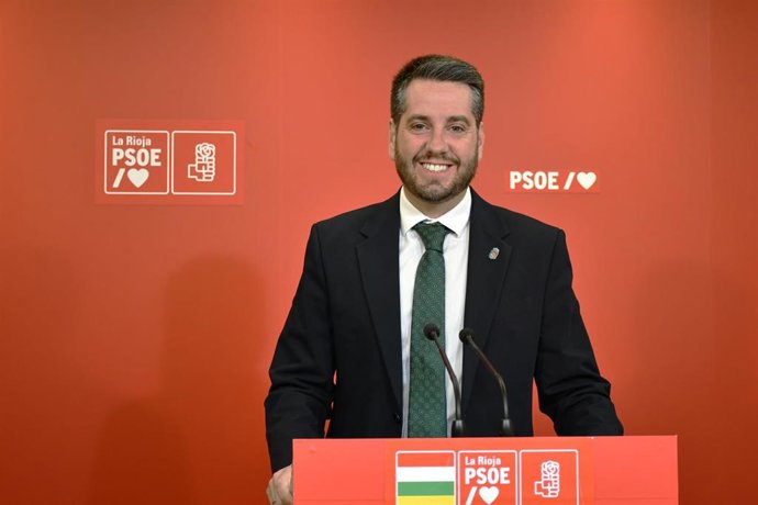 El secretario general del PSOE, Javier García, en comparecencia de prensa