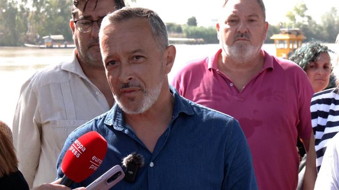 Archivo - Rafael Recio atiende a los medios en Coria (imagen de archivo). 