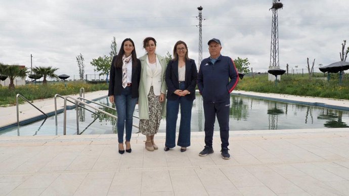 María Luisa Ceballos y Raquel López (centro), durante la visita a la piscina muniicpal de Valsequillo.