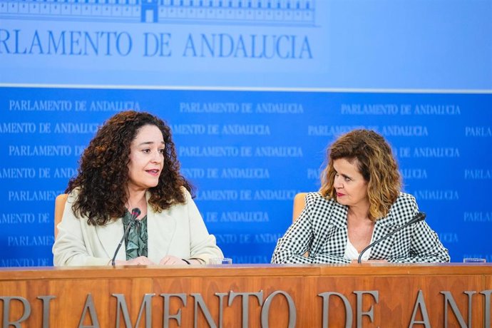 La portavoz del Grupo Por Andalucía, Inma Nieto, y la diputada Esperanza Gómez Corona, este miércoles en rueda de prensa.