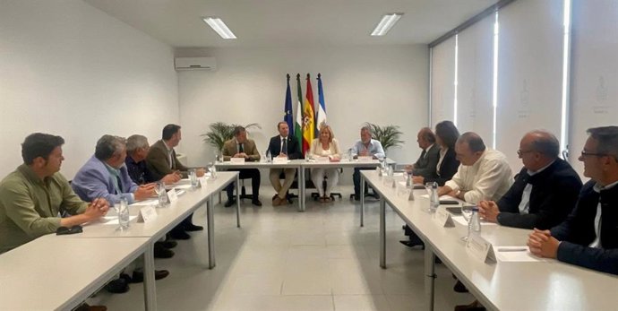 Foto de la reunión de la vicenconsejera de Agricultura con la Comunidad de Regantes de Arahal.