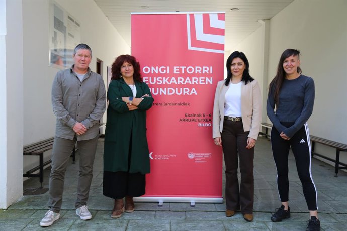 Ezkerretik eskuinera: Aitor Aldasoro (Jaurlaritza), Idurre Eskisabel (Kontseilua), Sonia Rodríguez (Jaurlaritza) eta Aize Otaño (Kontseilua)