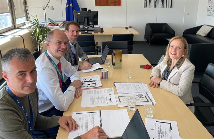 La consejera de Presidencia, Isabel Urrutia, se reúne con Hubert Gambs, director adjunto de la Dirección General de Mercado Interior, Industria, Emprendimiento y Pymes de la Comisión Europea