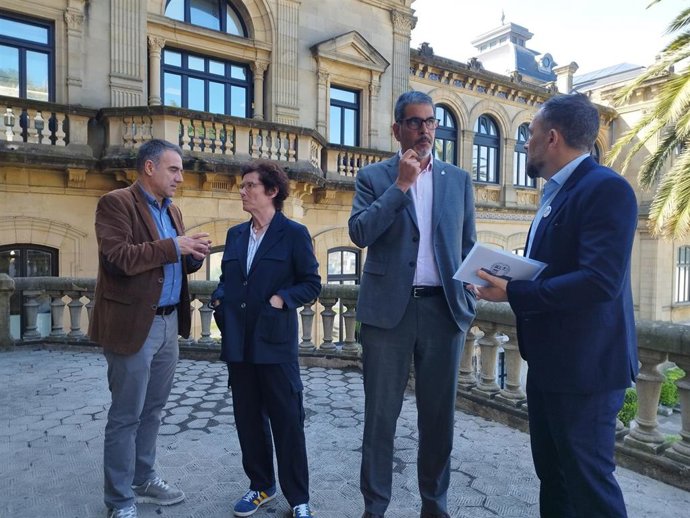 Goia e Itxaso conversan antes de la presentación.