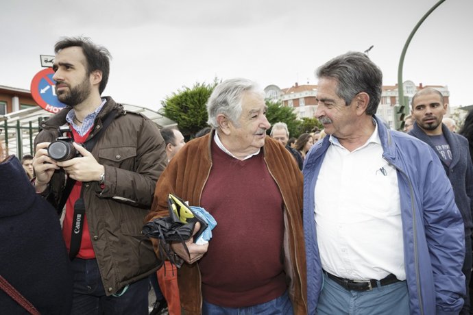 Archivo - Imagen de archivo de la visita que realizó el expresidente de Uruguay, José Mujica a un instituto de Santander en 2016, acompañado de Miguel Ángel Revilla