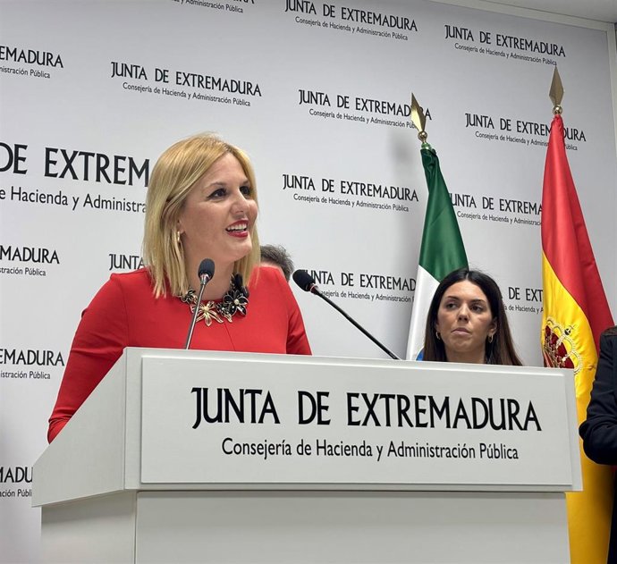 La consejera de Hacienda y Administración Pública de la Junta de Extremadura, Elena Manzano, ofrece una rueda de prensa
