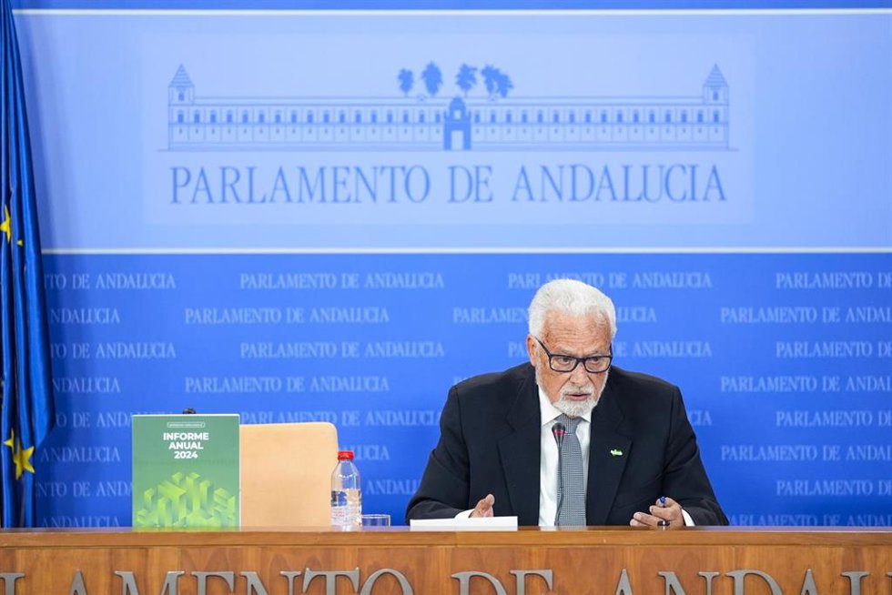 El Defensor del Pueblo Andaluz, Jesús Maeztu, durante la entrega al presidente del Parlamento, Jesús Aguirre, el Informe Anual 2024 de la Institución en el Parlamento de Andalucía, a 23 de abril de 2025 en Sevilla (Foto de archivo).