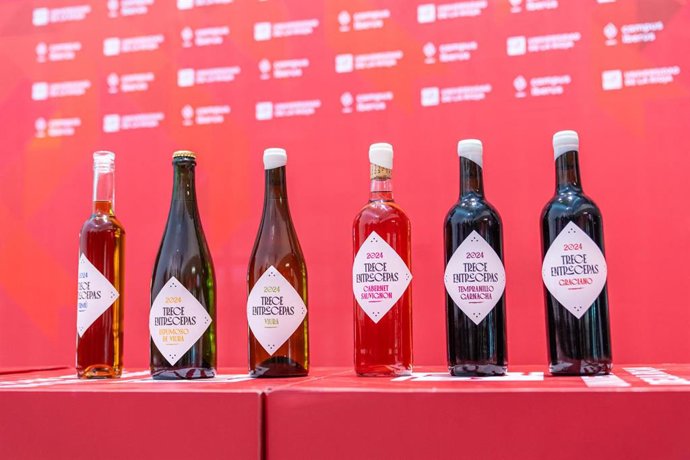 La XIII Promoción del Grado en Enología presenta su gama de bebidas 'Trece entrecepas'