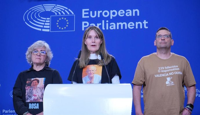 La Presidenta Associació Víctimes Mortals DANA 29-O, Rosa María Álvarez, durante una rueda de prensa en el Parlamento Europeo, a 13 de mayo de 2025, en Bruselas (Bélgica)