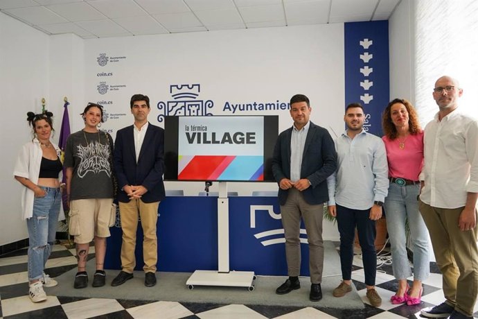 El vicepresidente de la Diputación, Cristóbal Ortega; el alcalde de Coín, Francisco Santos; y las djs Las Chochonis han presentado el encuentro, que se realiza con la colaboración del municipio y que cuenta con el apoyo de Cervezas Victoria.