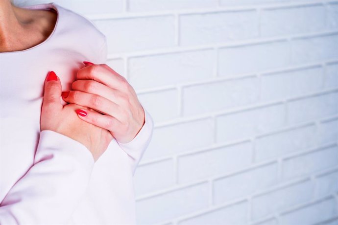 Archivo - Mujer con dolor de pecho.