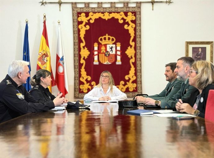 Delegada del Gobierno en Cantabria con Guardia Civil y Policía Nacional