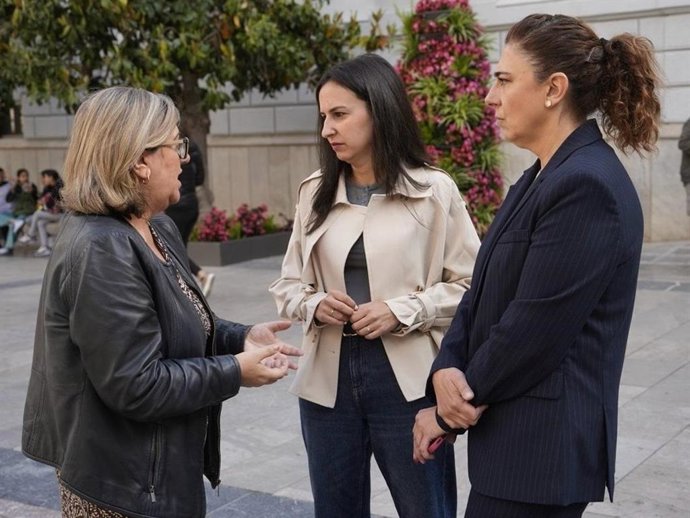 La secretaria de Igualdad del PSOE de Granada, Mari Carmen López, junto a la viceportavoz del grupo municipal socialista en el Ayuntamiento de la capital, Ana Muñoz, y la concejala Raquel Ruz.