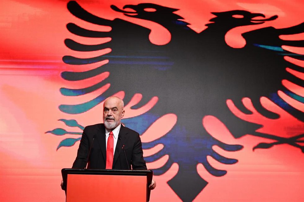 Archivo - El primer ministro de Albania, Edi Rama, durante un acto de campaña ante migrantes albaneses en la ciudad de Salónica, en Grecia (archivo)