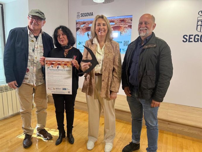 La concejala de Turismo, May Escobar (derecha) y la cordinadora del Festival, Gloria Molina, con otros miembros de la organización del Festival de Vencejos.