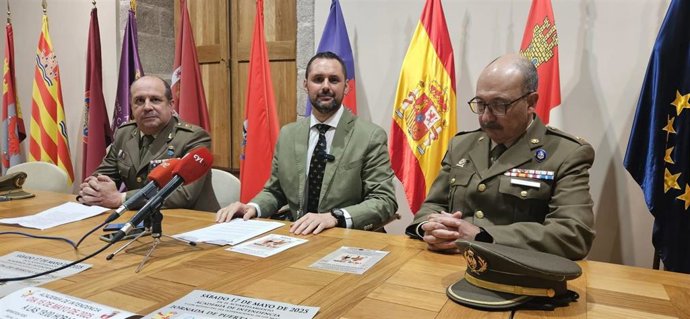 Teniente de alcalde de Presidencia, Interior y Movilidad del Ayuntamiento de Ávila, José Ramón Budiño, junto con el teniente coronel Roberto Díaz y el teniente Joaquín Parrón, del Archivo General Militar