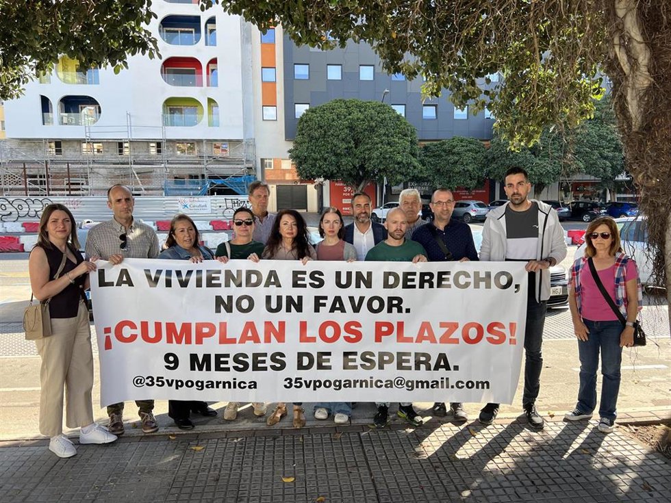 El portavoz municipal socialista, Daniel Pérez, junto con vecinos afectados