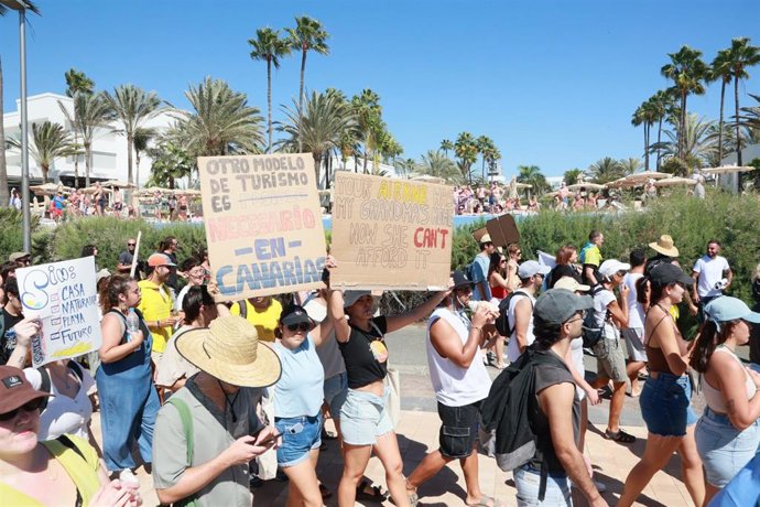 Archivo - Varias personas durante una manifestación contra el modelo turístico y de desarrollo de Canarias
