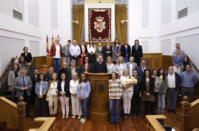 Acto institucional con Asofacam para poner en valor el acogimiento familiar celebrado en las Cortes de C-LM.