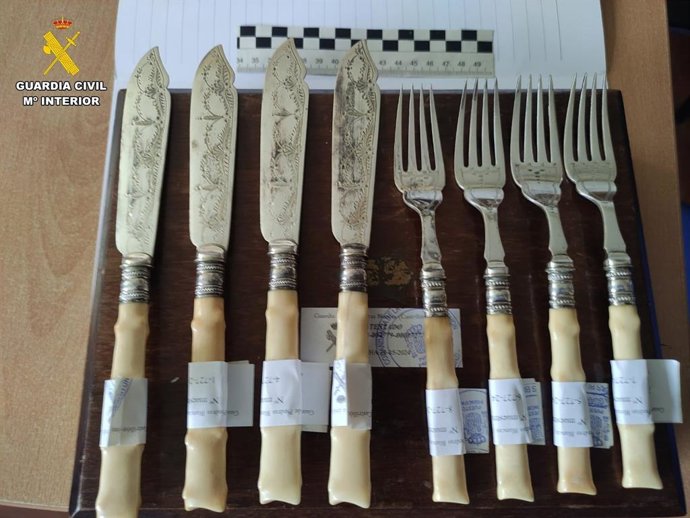 Cubiertos con mango de marfil de elefante africano vendidos en un mercadillo requisados por la Guardia Civil en Asturias.