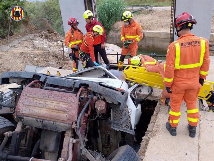 Imagem do caminhão destruído em Guadassuar