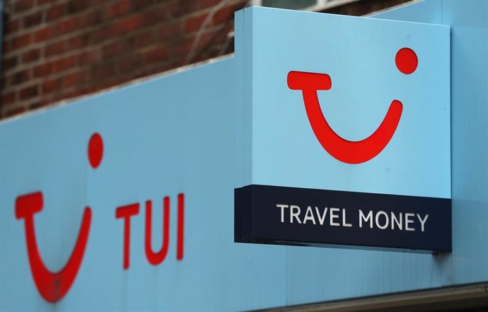 Archivo - 11 February 2025, United Kingdom, London: Undated file photo of a sign for a Tui store in Eastleigh, Hampshire. German travel group TUI reported a strong start to its financial year on Tuesday, with net loss narrowing and revenue up by 13\%. 