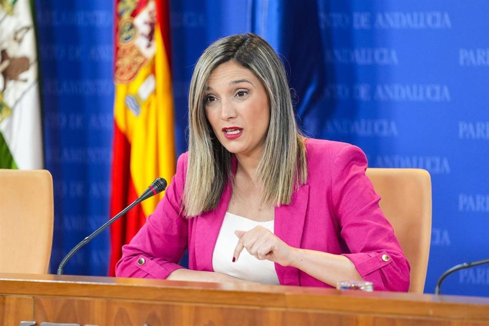La portavoz del Grupo Parlamentario Socialista, María Márquez, durante la ronda de ruedas de prensa de portavoces de los grupos parlamentarios en el Parlamento de Andalucía, a 14 de mayo de 2025 en Sevilla (Andalucía, España). Los portavoces de los grup