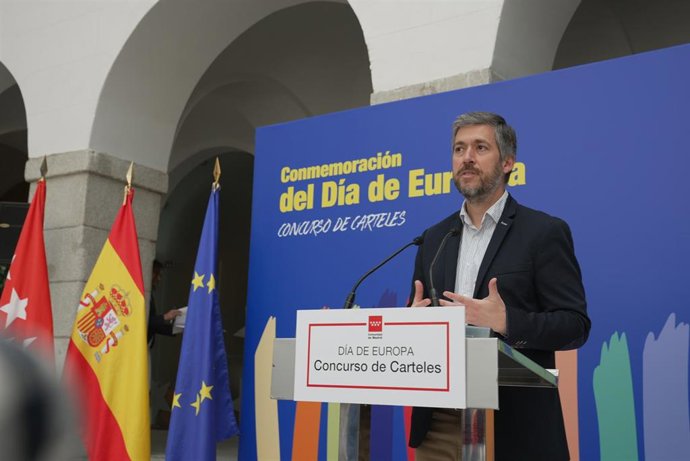 El consejero de Presidencia, Justicia y Administración Local, Miguel Ángel García Martín, ha entregado este martes los premios del concurso de carteles escolares por el Día de Europa