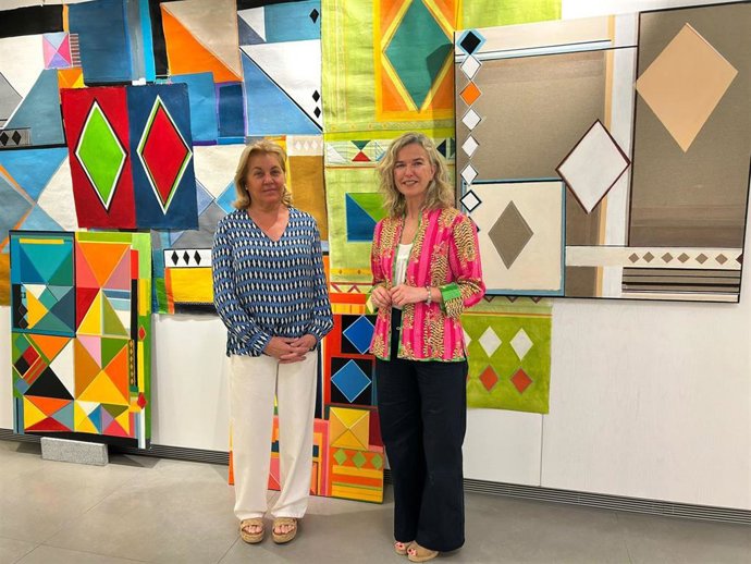 La responsable de Gestión Cultural de la Fundación, María Luisa García-Palacios, con la artista sevillana Mento Muñoz, en la inauguración de la muestra.