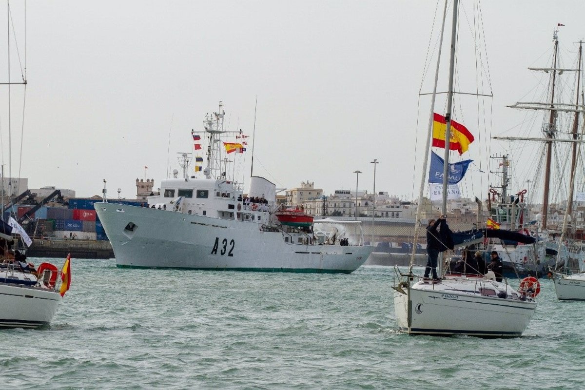 El buque de la Armada  Tofiño  ofrece jornadas de puertas abiertas en el Puerto de Almería el 16 y 17 de mayo