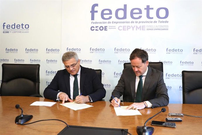 El alcalde de Toledo, Carlos Velázquez, y el presidente de Fedeto, Javier de Antonio Arribas, en la sede de la patronal