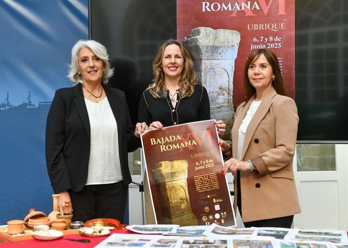 La vicepresidenta de la Fundación Provincial de Cultura de Diputación de Cádiz, Vanesa Beltrán, la concejala de Cultura del Ayuntamiento de Ubrique, Patricia Caro, y la presidenta de la Asociación Romanos de Ubrique, Josefina Herrera, presenta la Bajada.
