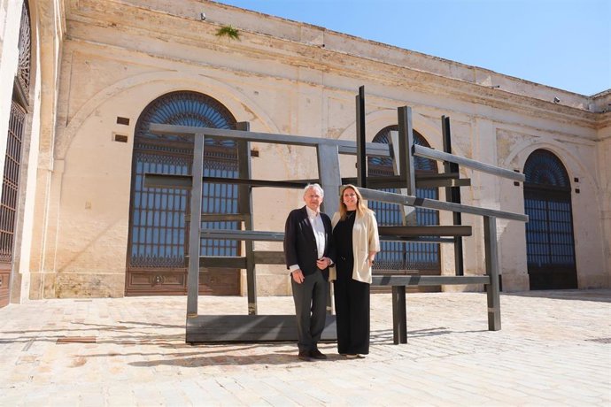 La delegada de Cultura con el artista Juan Juárez ante la obra inaugurada en Artillería.