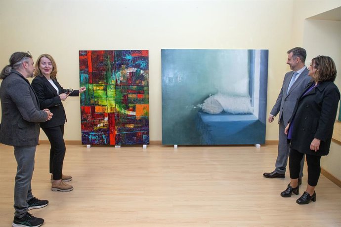 El consejero de Cultura, Turismo y Deporte, Luis Martínez Abad, acude a la recepción de los nuevos cuadros de la Colección Norte.