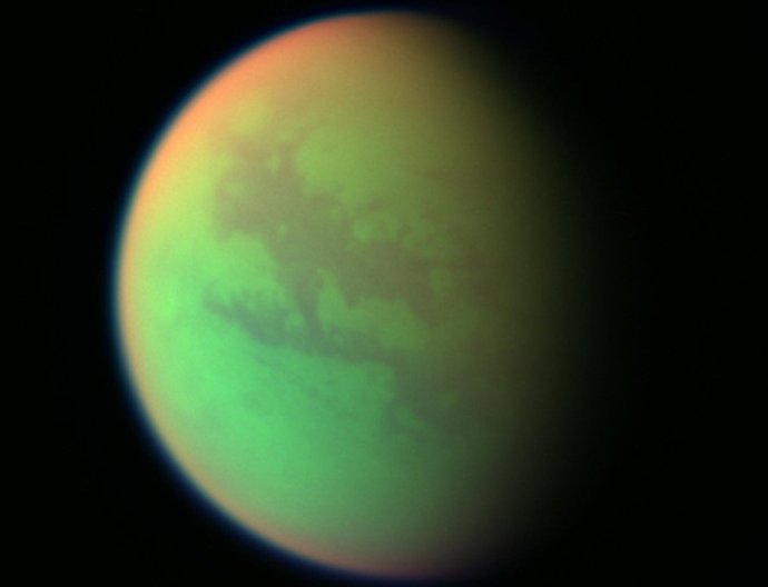 Omposición en falso color creada con imágenes tomadas durante el sobrevuelo más cercano de la nave espacial Cassini a Titán