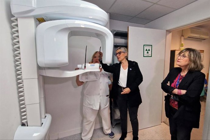 La técnica de especialista en rayos, Alicia Rodríguez; la consejera de Salud, Concepción Saavedra, y la gerente del area sanitaria, Lidia Clara Rodríguez.