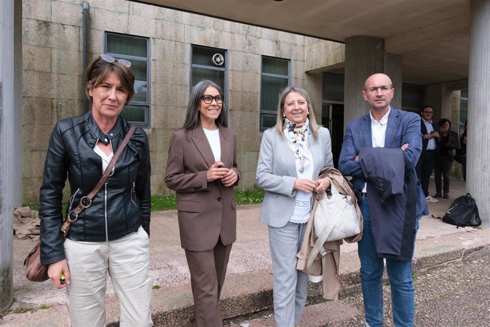 (I-D) Marta Álvarez, Mercedes Rosón, Mila Castro y Gonzalo Muíños, concejales del PSOE expulsados del Ayuntamiento de Santiago llegan a la vista con la dirección del PSOE, a 9 de mayo de 2025, en Santiago de Compostela, A Coruña, Galicia (España). El ex