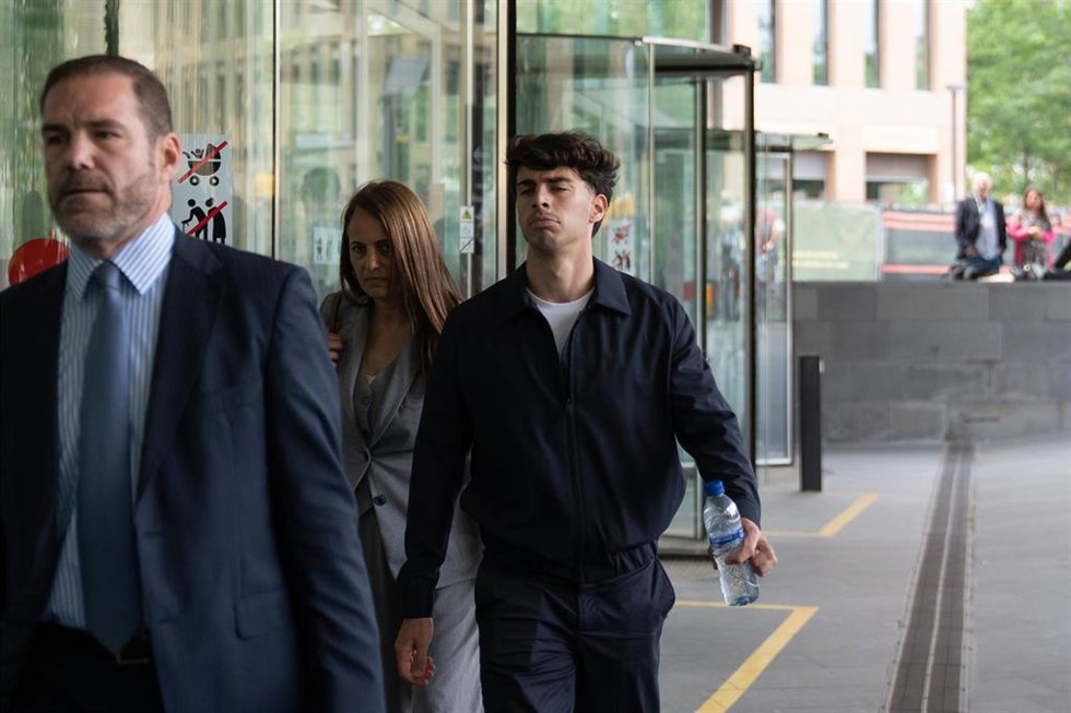 El futbolista del RCD Espanyol Álvaro Aguado (d) a su salida de la Ciutat de la Justicia.