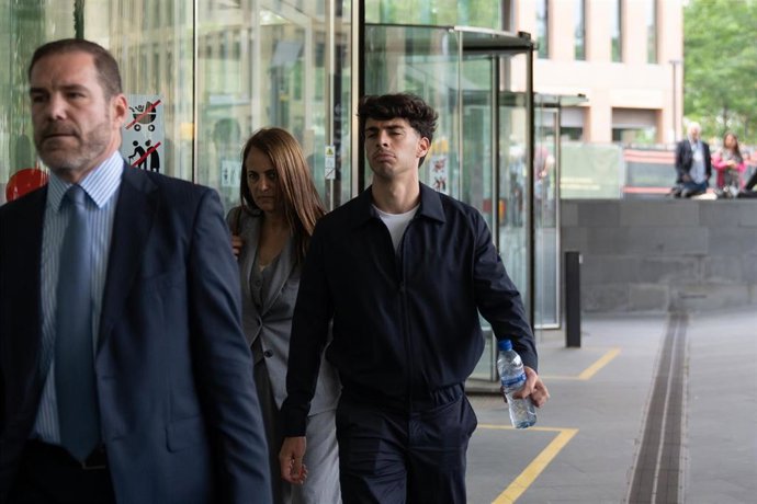 El futbolista del RCD Espanyol Álvaro Aguado (d) a su salida de la Ciutat de la Justicia.