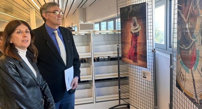 La delegada territorial, Raquel Alonso, y el vicepresidente de Cruz Roja de Segovia, Rafael Ferreira, en la exposición.