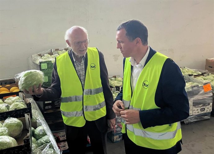El conseller de Agricultura, Ganadería, Pesca y Alimentación de la Generalitat, Òscar Ordeig, y el presidente del Banc dels Aliments, Lluís Fatjó-Vilas.