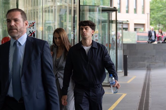 El futbolista del RCD Espanyol Álvaro Aguado (d) a su salida de la Ciutat de la Justicia, a 14 de mayo de 2025, en Barcelona, Catalunya (España). Aguado declara como investigado por la presunta agresión sexual a una trabajadora del club. La presunta agres