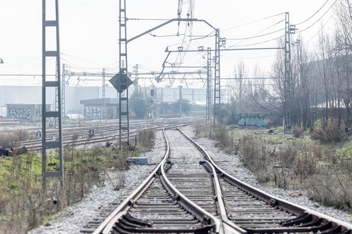Archivo - Unas vías de tren