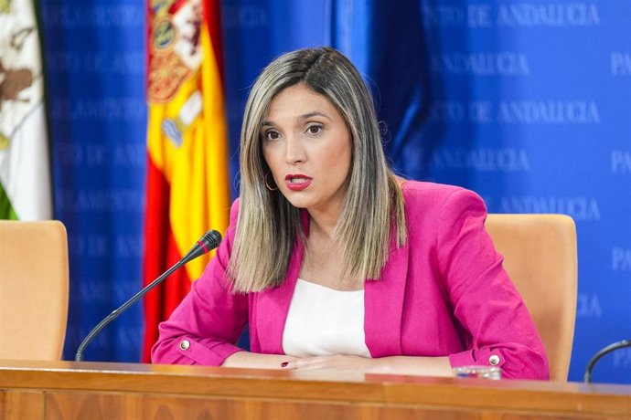 La portavoz del Grupo Parlamentario Socialista, María Márquez, durante la ronda de ruedas de prensa de portavoces de los grupos parlamentarios en el Parlamento de Andalucía, a 14 de mayo de 2025 en Sevilla (Andalucía, España). Los portavoces de los grupos
